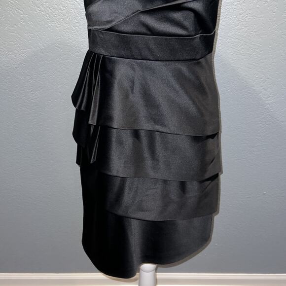 White House Black Market Satin Lined Strapless Beautiful Cocktail Dress - Size 4 - Picture 3 of 10